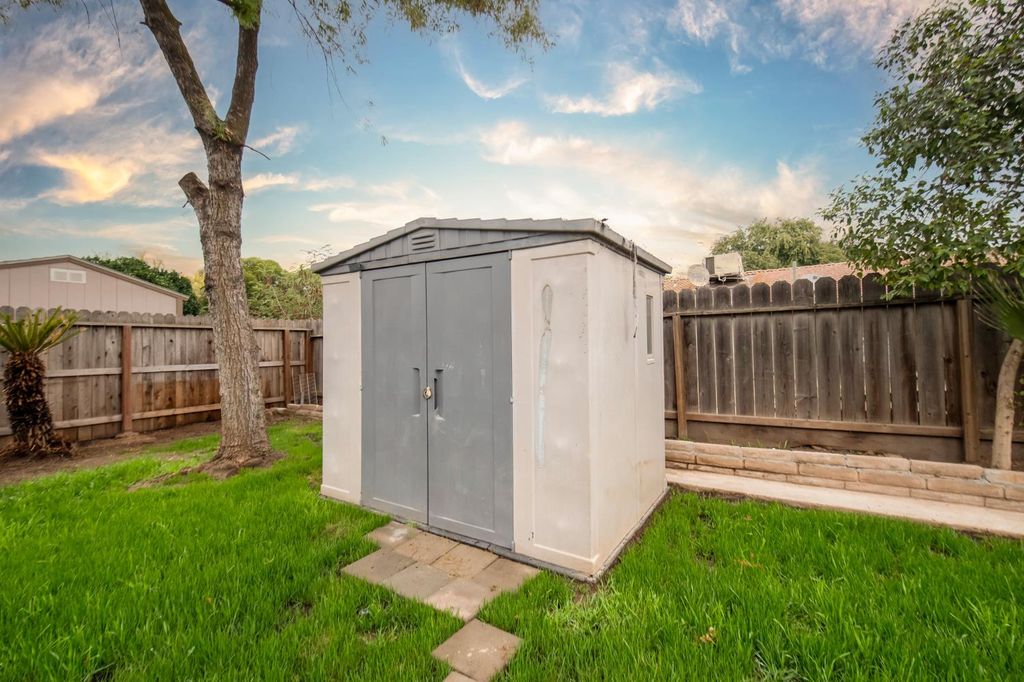 Image 29 of property listing at 5167 E Dwight Way, Fresno, CA 93727