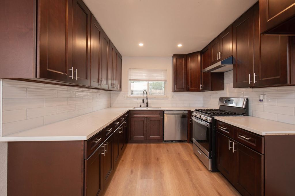 Image 4 of property listing at 5167 E Dwight Way, Fresno, CA 93727