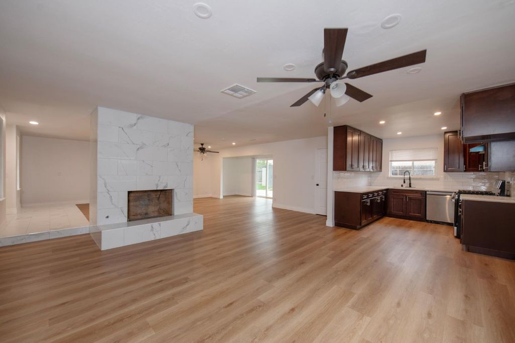 Image 5 of property listing at 5167 E Dwight Way, Fresno, CA 93727