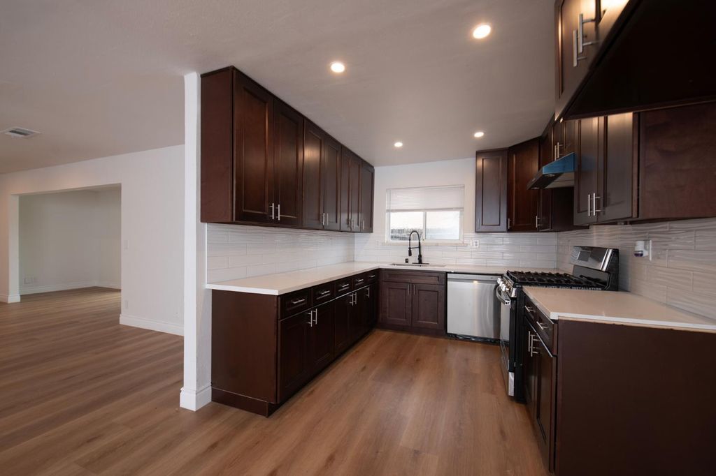 Image 8 of property listing at 5167 E Dwight Way, Fresno, CA 93727