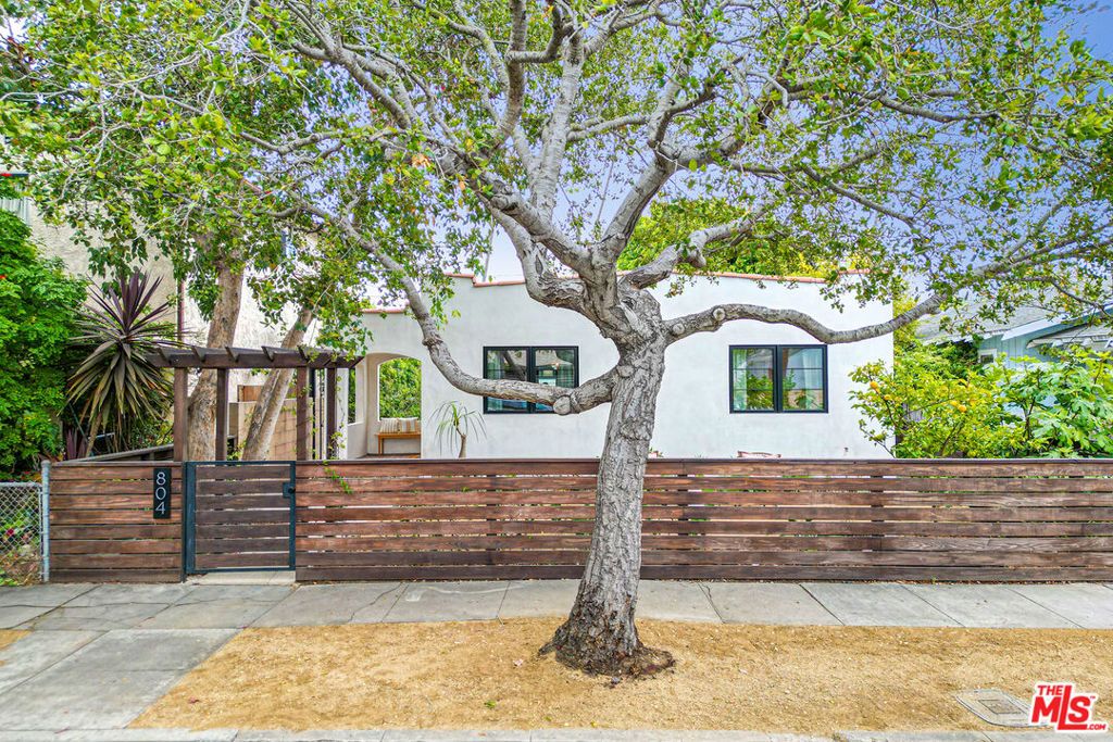 Image 1 of property listing at 804 Boccaccio Avenue, Venice, CA 90291
