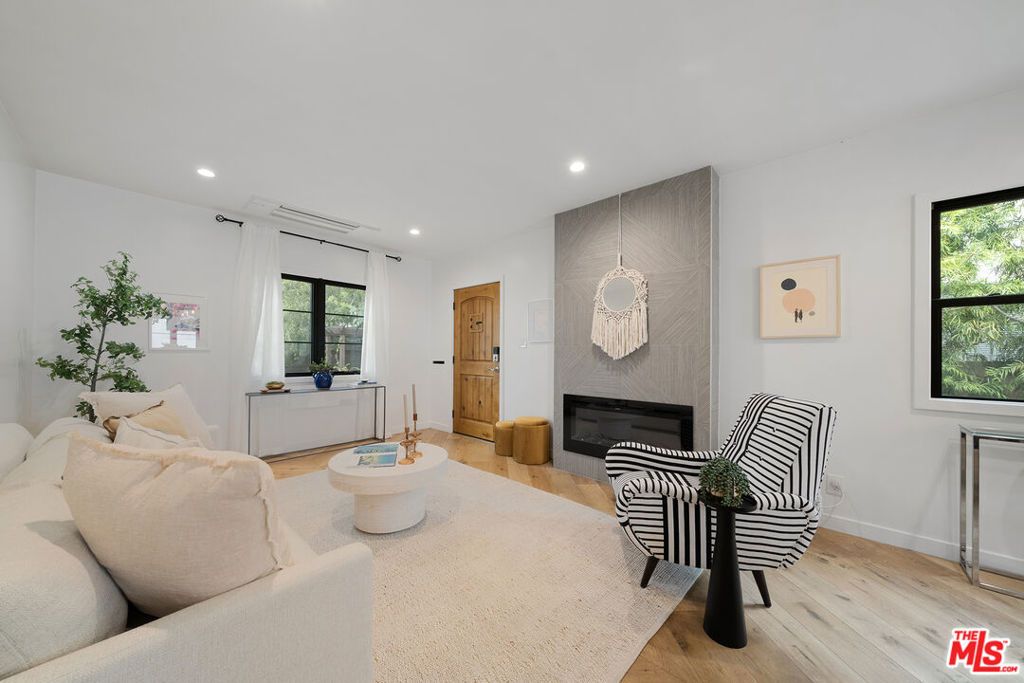 Image 10 of property listing at 804 Boccaccio Avenue, Venice, CA 90291