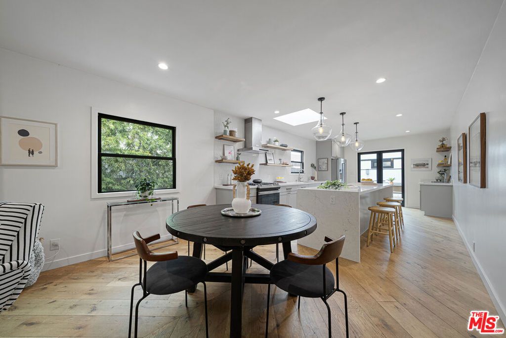 Image 11 of property listing at 804 Boccaccio Avenue, Venice, CA 90291