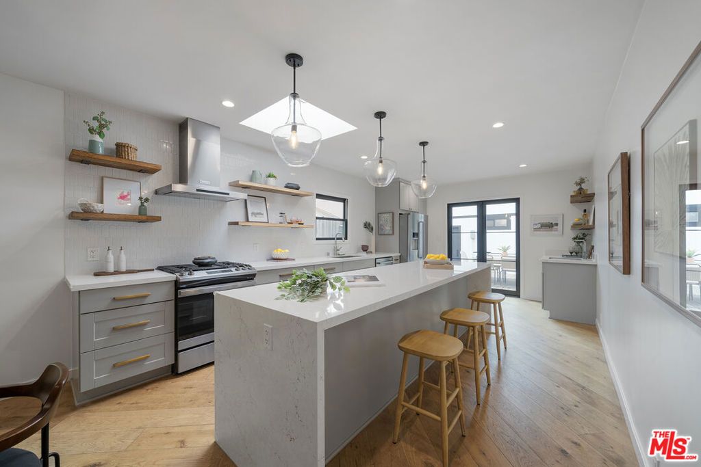 Image 12 of property listing at 804 Boccaccio Avenue, Venice, CA 90291