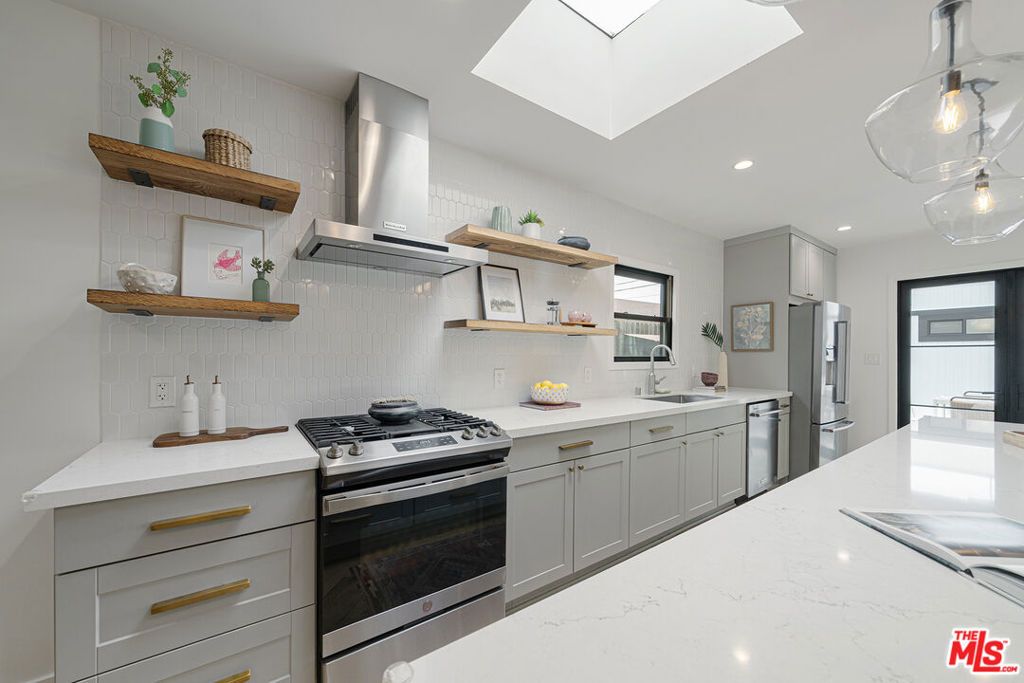 Image 13 of property listing at 804 Boccaccio Avenue, Venice, CA 90291