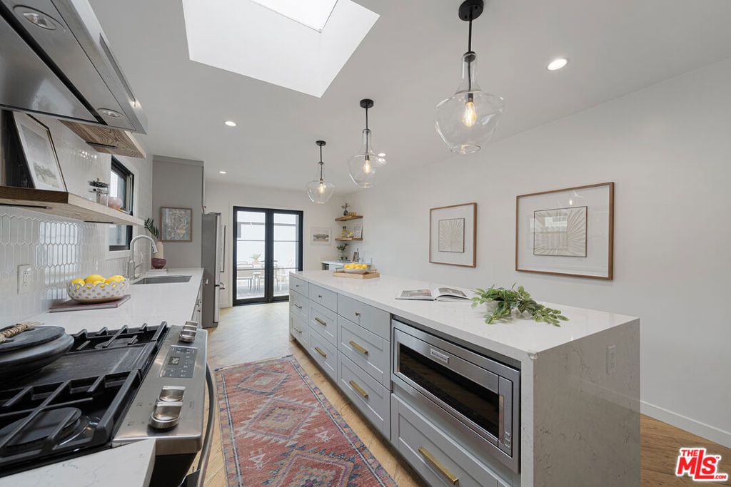 Image 14 of property listing at 804 Boccaccio Avenue, Venice, CA 90291