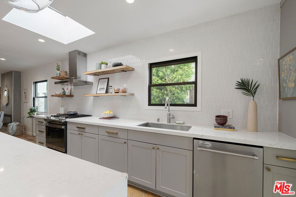Image 15 of property listing at 804 Boccaccio Avenue, Venice, CA 90291