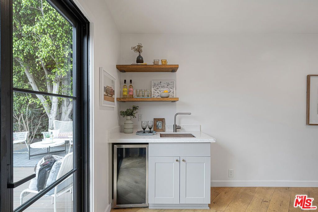 Image 16 of property listing at 804 Boccaccio Avenue, Venice, CA 90291