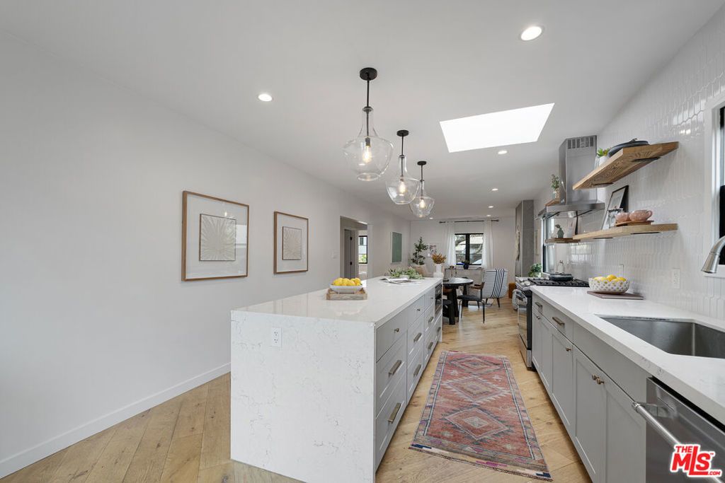 Image 17 of property listing at 804 Boccaccio Avenue, Venice, CA 90291
