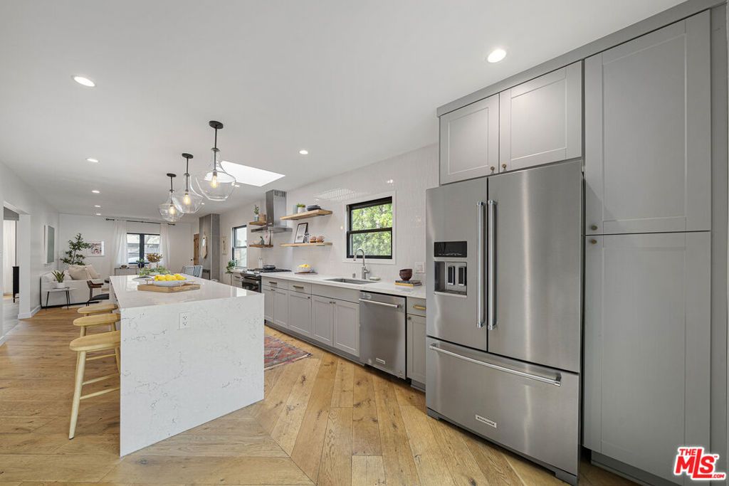Image 18 of property listing at 804 Boccaccio Avenue, Venice, CA 90291