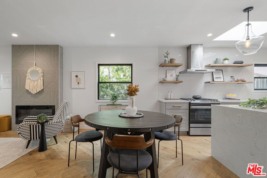 Image 19 of property listing at 804 Boccaccio Avenue, Venice, CA 90291