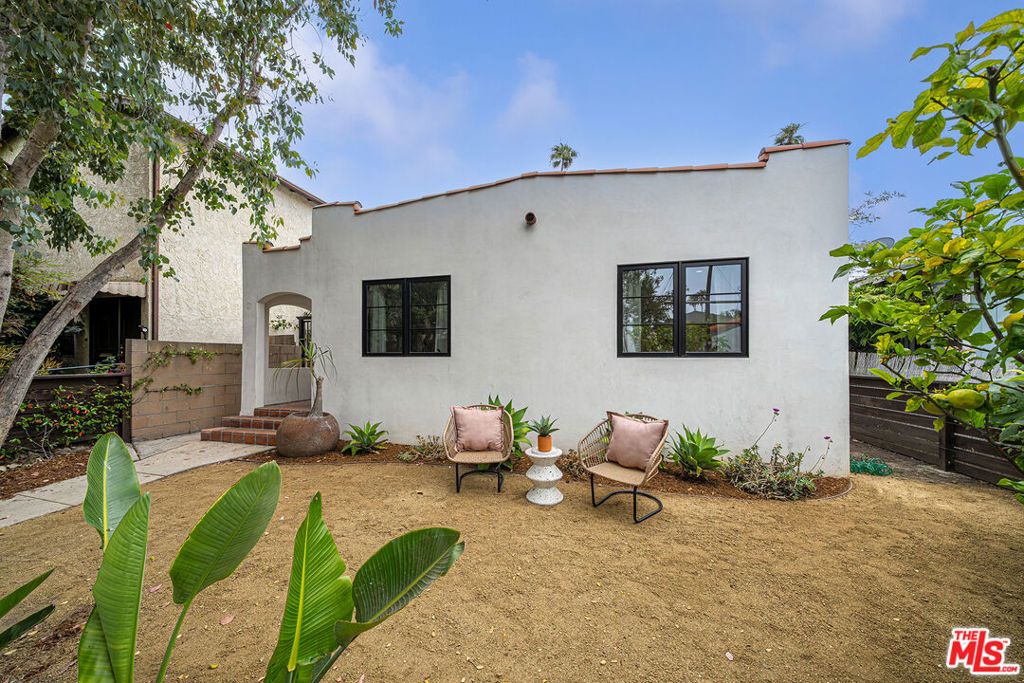 Image 2 of property listing at 804 Boccaccio Avenue, Venice, CA 90291