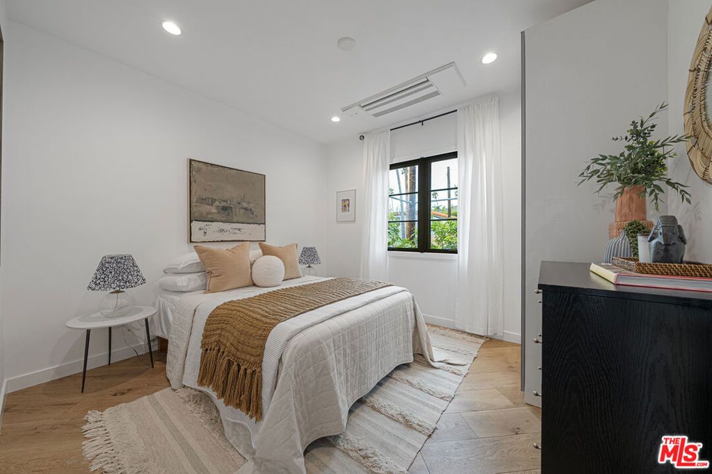 Image 20 of property listing at 804 Boccaccio Avenue, Venice, CA 90291