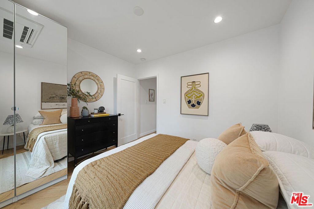 Image 21 of property listing at 804 Boccaccio Avenue, Venice, CA 90291