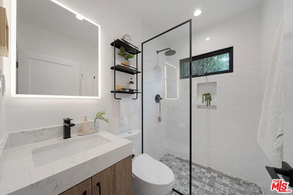 Image 22 of property listing at 804 Boccaccio Avenue, Venice, CA 90291
