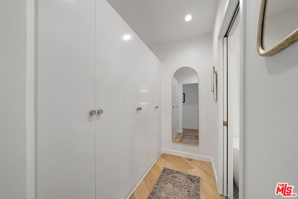 Image 25 of property listing at 804 Boccaccio Avenue, Venice, CA 90291
