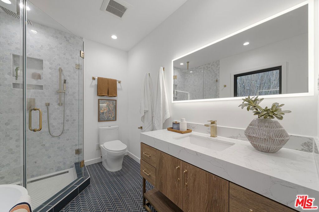Image 26 of property listing at 804 Boccaccio Avenue, Venice, CA 90291