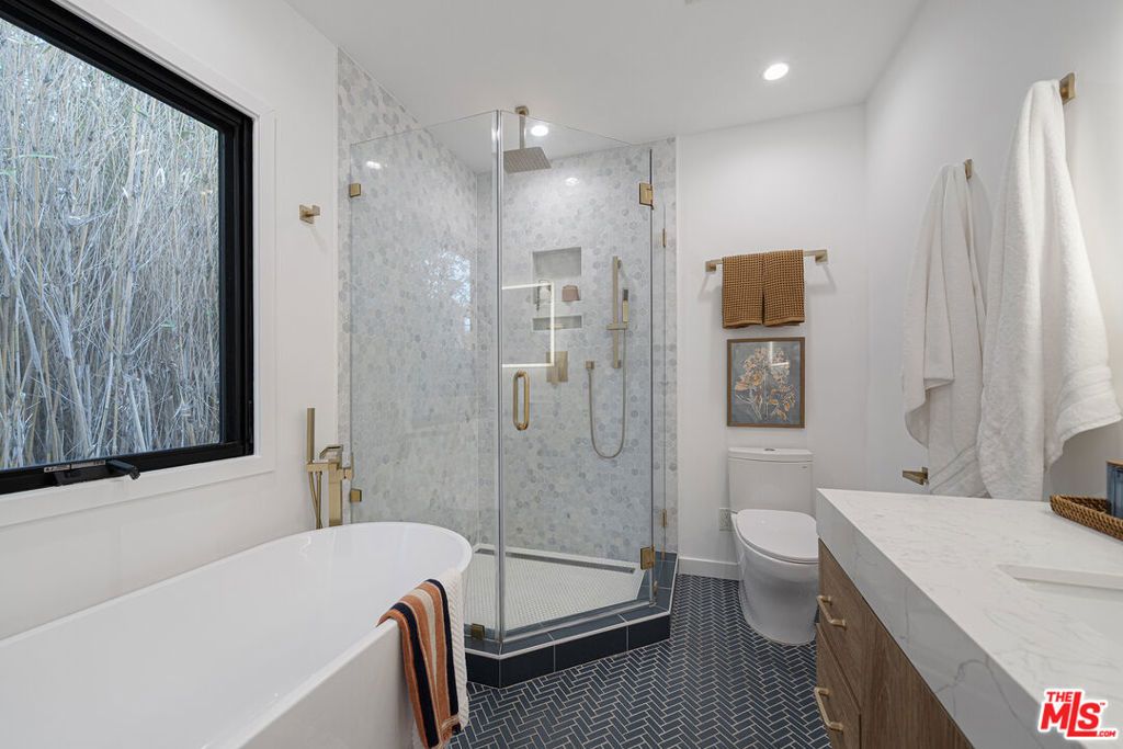 Image 27 of property listing at 804 Boccaccio Avenue, Venice, CA 90291