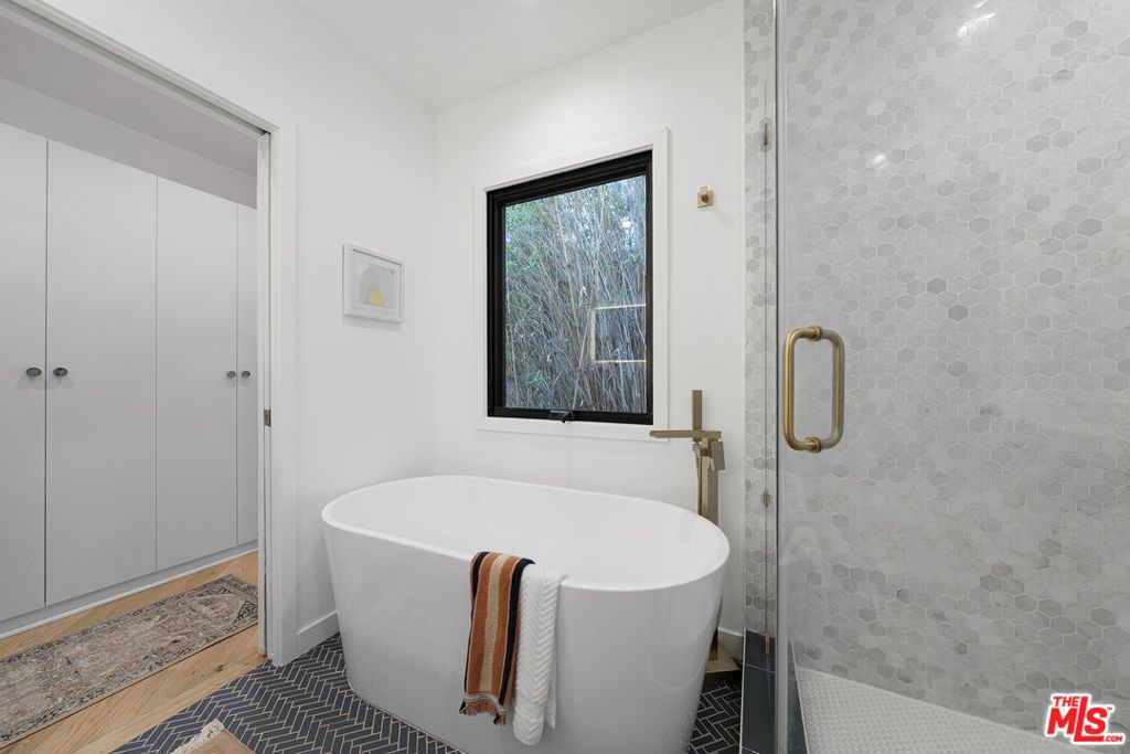 Image 28 of property listing at 804 Boccaccio Avenue, Venice, CA 90291