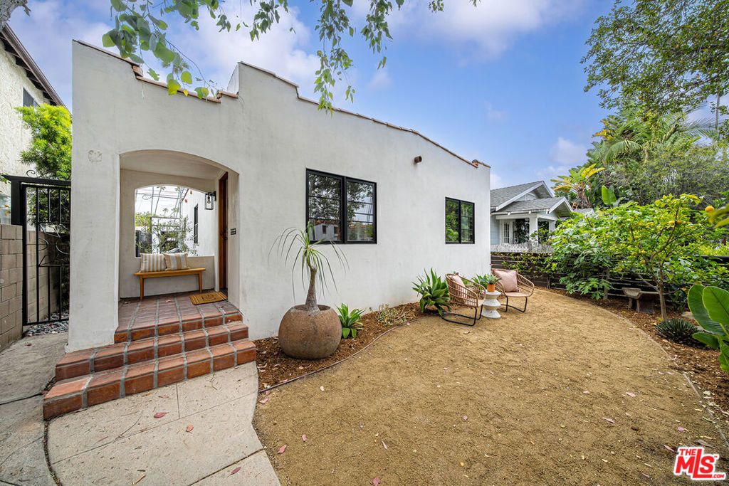 Image 3 of property listing at 804 Boccaccio Avenue, Venice, CA 90291