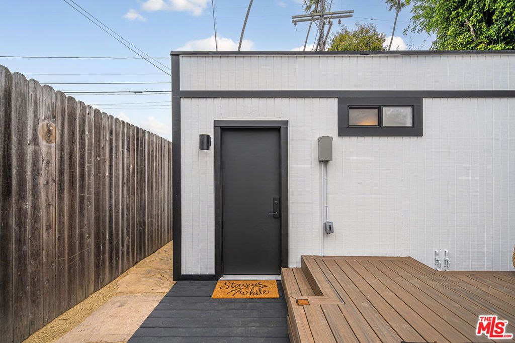 Image 32 of property listing at 804 Boccaccio Avenue, Venice, CA 90291