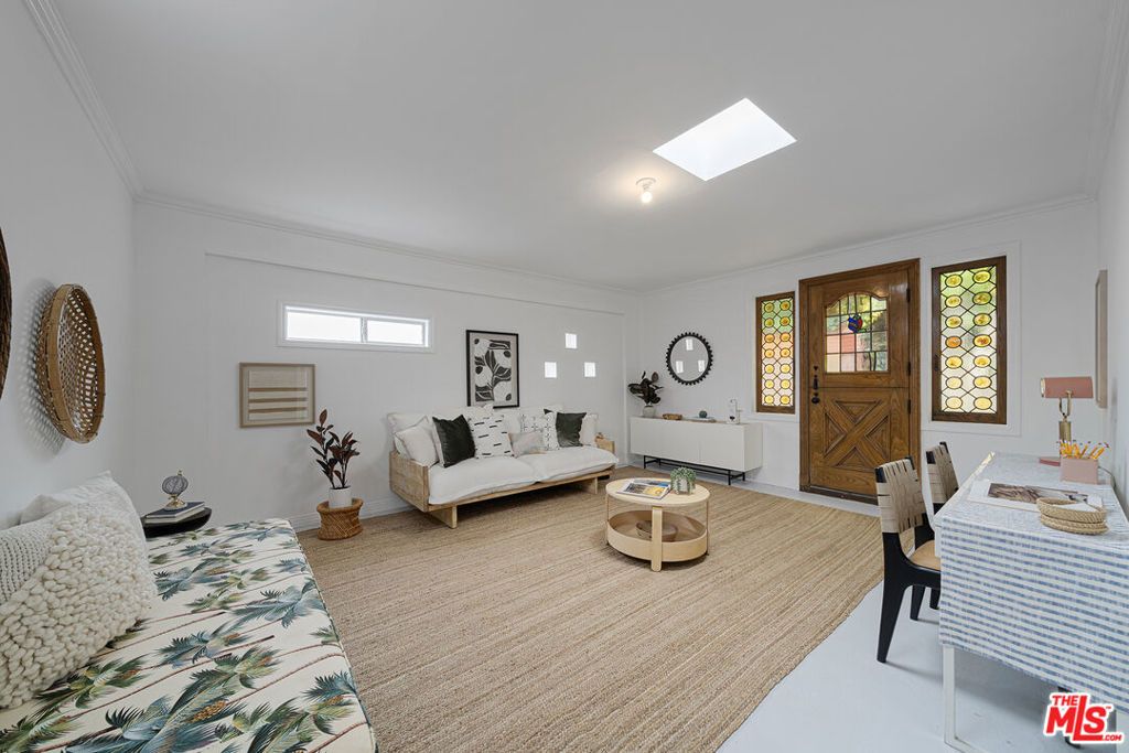 Image 33 of property listing at 804 Boccaccio Avenue, Venice, CA 90291