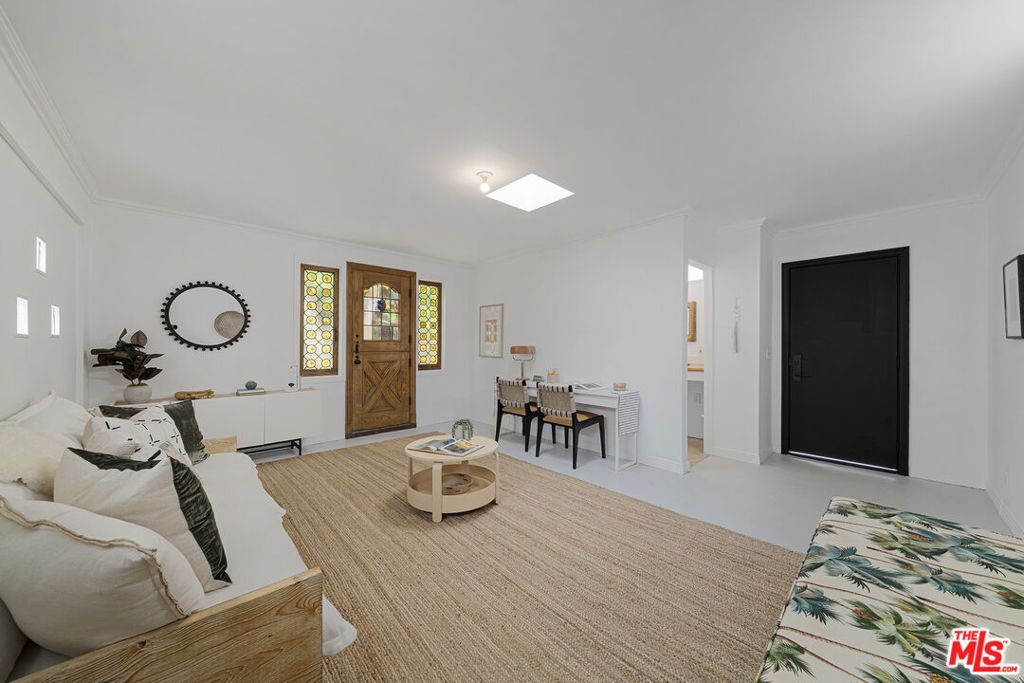 Image 34 of property listing at 804 Boccaccio Avenue, Venice, CA 90291