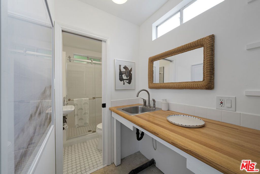 Image 38 of property listing at 804 Boccaccio Avenue, Venice, CA 90291