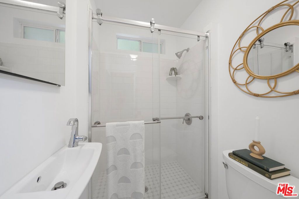 Image 39 of property listing at 804 Boccaccio Avenue, Venice, CA 90291