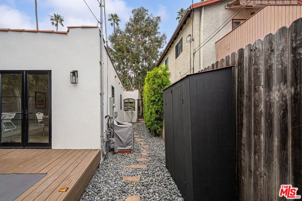 Image 40 of property listing at 804 Boccaccio Avenue, Venice, CA 90291