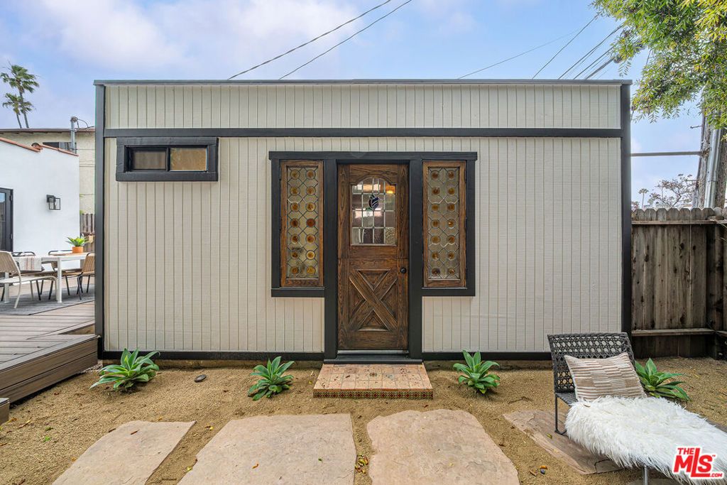 Image 44 of property listing at 804 Boccaccio Avenue, Venice, CA 90291