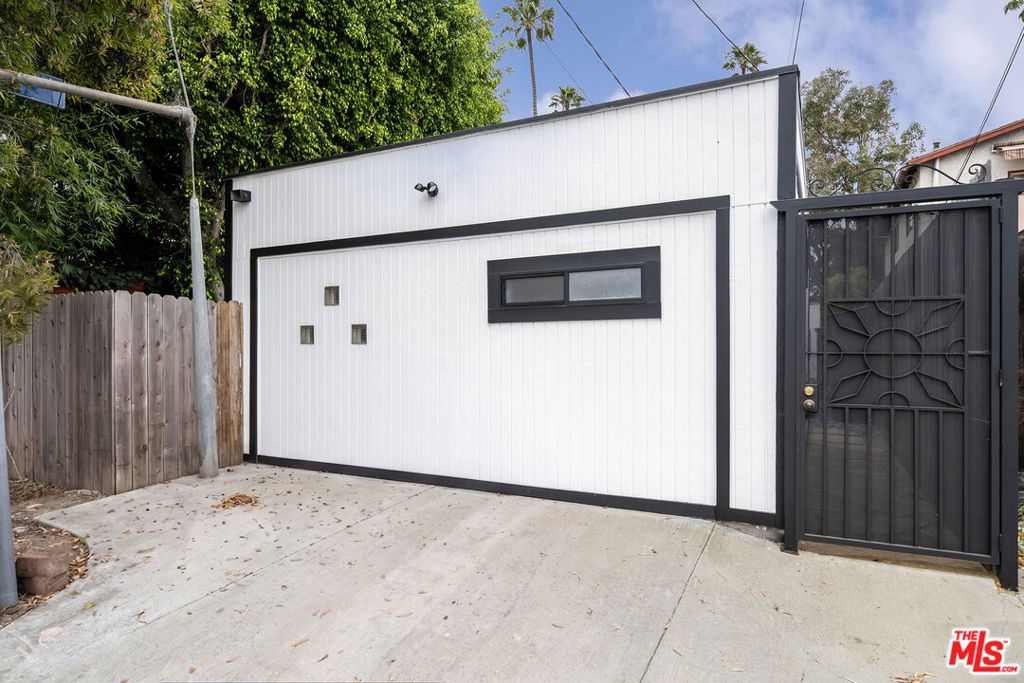 Image 45 of property listing at 804 Boccaccio Avenue, Venice, CA 90291