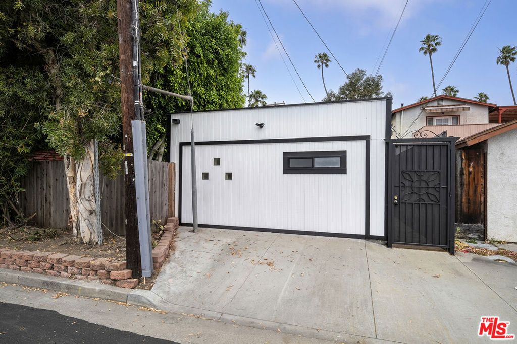 Image 46 of property listing at 804 Boccaccio Avenue, Venice, CA 90291