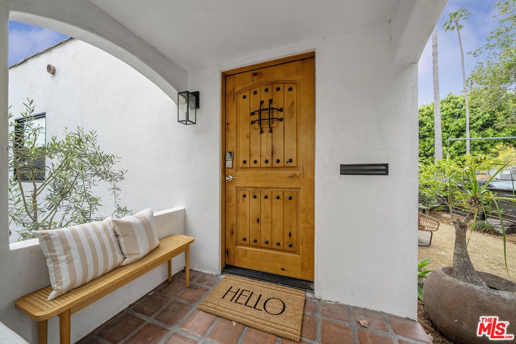 Image 5 of property listing at 804 Boccaccio Avenue, Venice, CA 90291