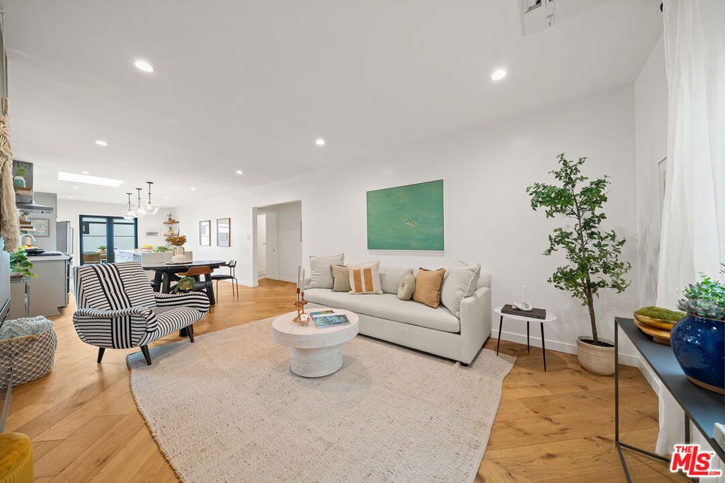 Image 6 of property listing at 804 Boccaccio Avenue, Venice, CA 90291