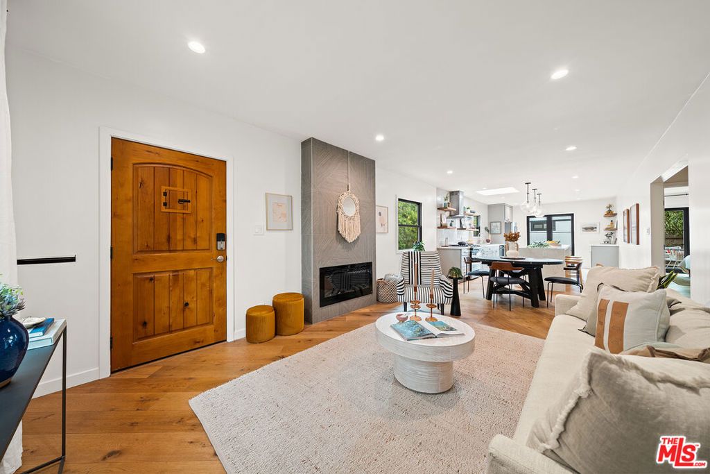 Image 7 of property listing at 804 Boccaccio Avenue, Venice, CA 90291