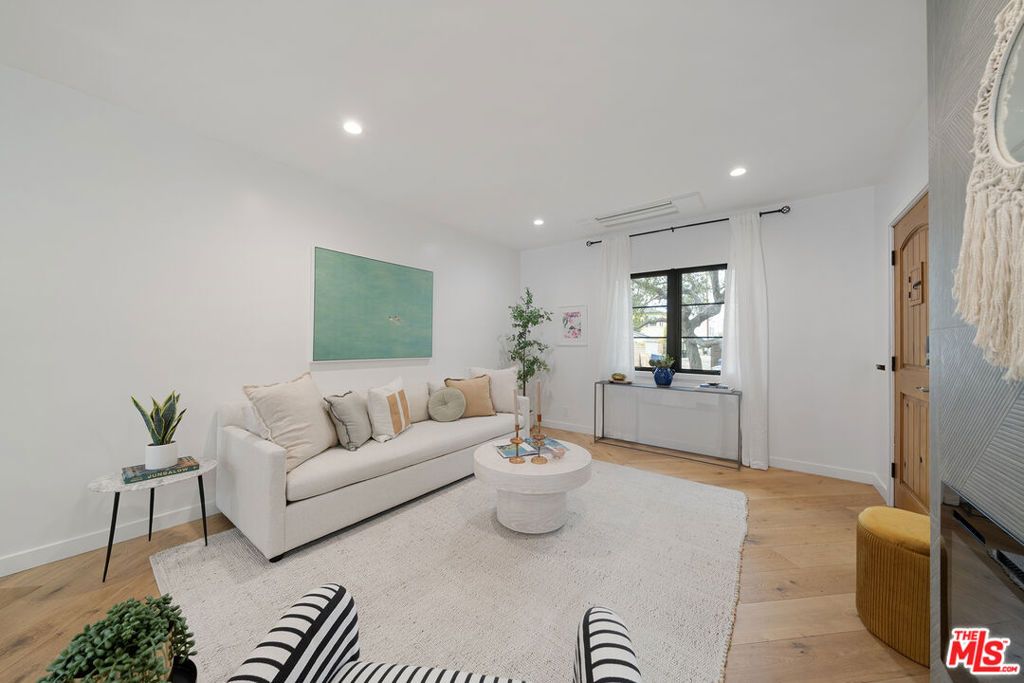 Image 9 of property listing at 804 Boccaccio Avenue, Venice, CA 90291