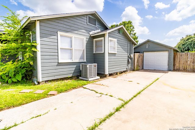 803 N Buchanan, Beeville, TX 78102