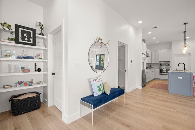 7609 Summervale DR, Austin, TX 78737