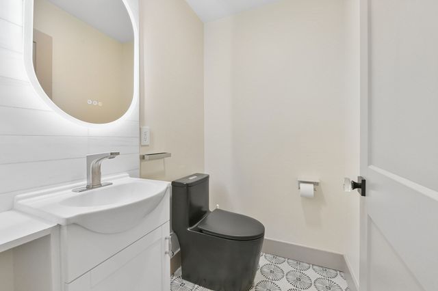 12 Wood St, Southborough, MA 01772