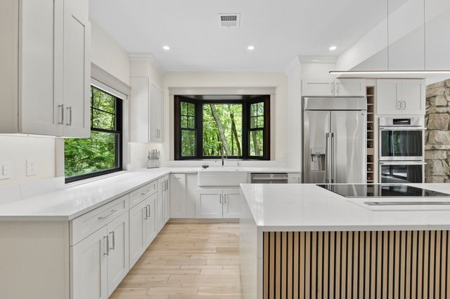 12 Wood St, Southborough, MA 01772