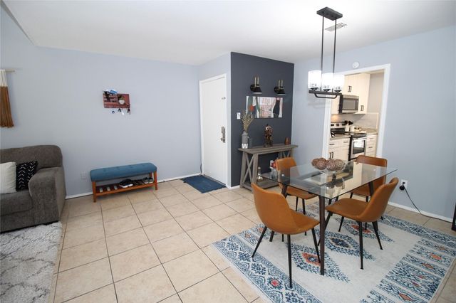 9707 Richmond Avenue 104, Houston, TX 77042
