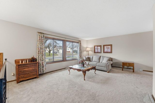 11185 Lanewood Circle, Eden Prairie, MN 55344