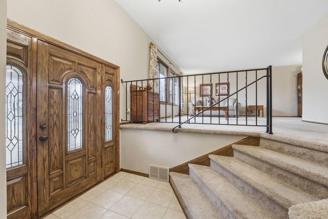 11185 Lanewood Circle, Eden Prairie, MN 55344