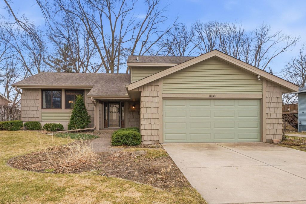 11185 Lanewood Circle, Eden Prairie, MN 55344