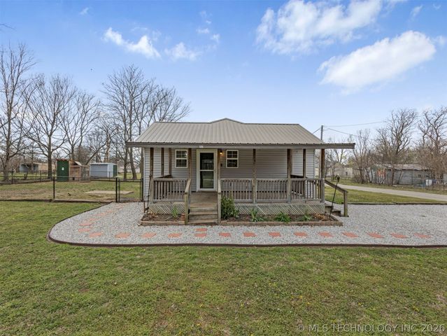 806 S Hickory Street, Nowata, OK 74048