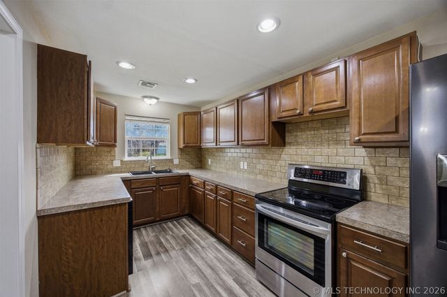 806 S Hickory Street, Nowata, OK 74048