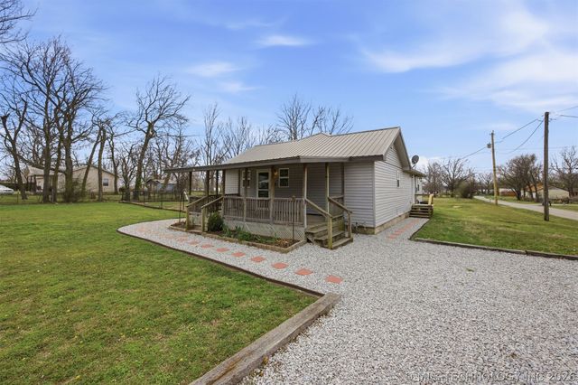 806 S Hickory Street, Nowata, OK 74048