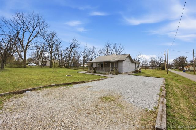 806 S Hickory Street, Nowata, OK 74048