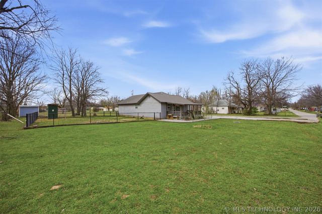806 S Hickory Street, Nowata, OK 74048